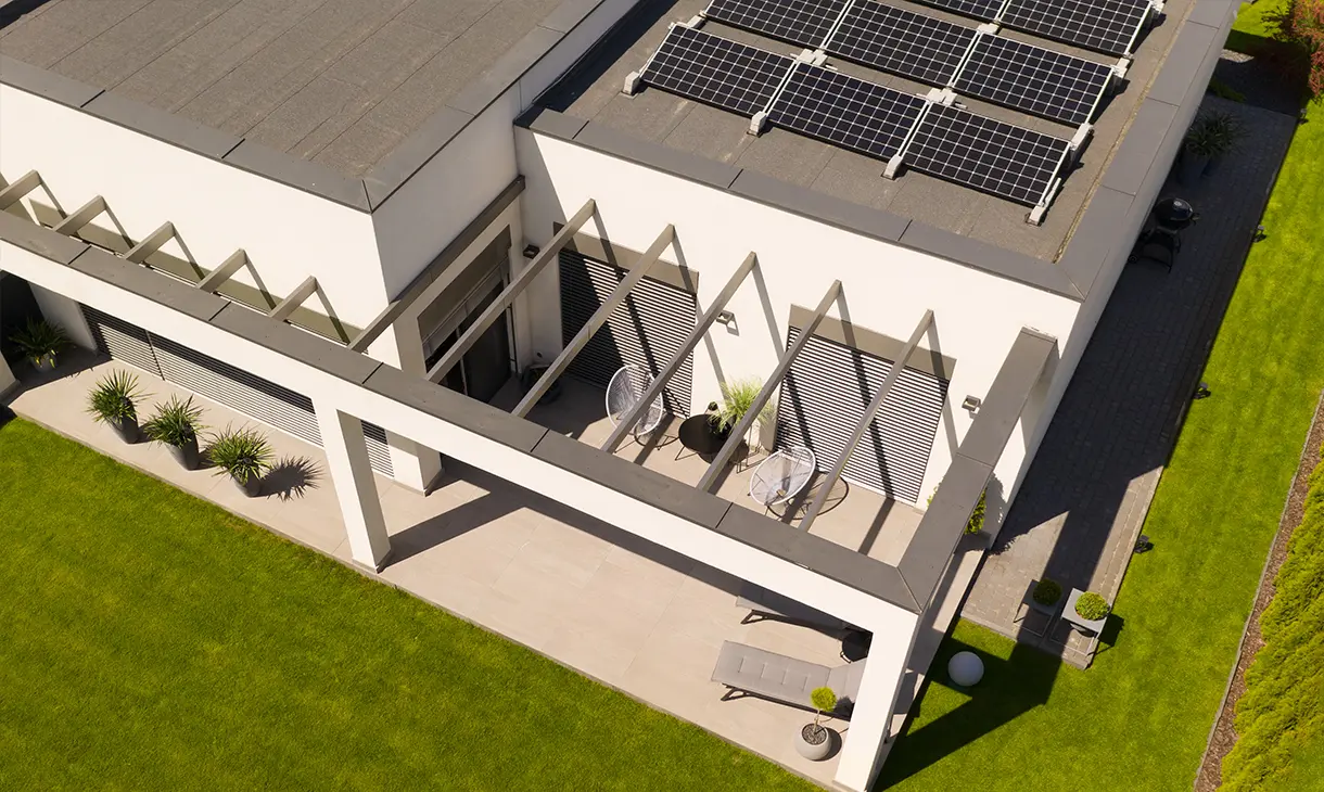 casa moderna con impianto fotovoltaico